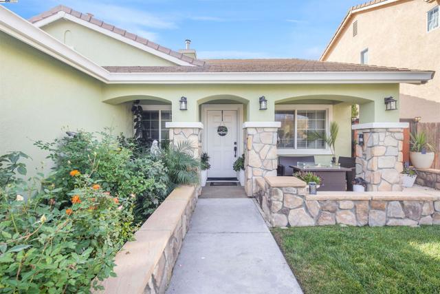 715 Bobcat Ln, Manteca CA: https://media.crmls.org/mediaz/c4790362-df54-4b61-9a4b-93d9a0e2a408.jpg