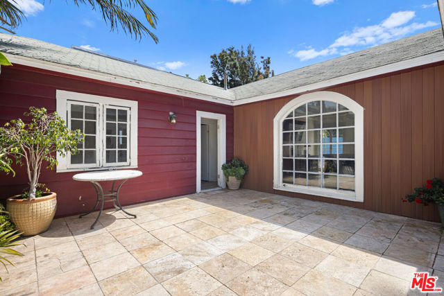 837 Venice Boulevard, Venice CA: https://media.crmls.org/mediaz/c47a34c4-a445-4f71-9c2e-79795bcfd18b.jpg