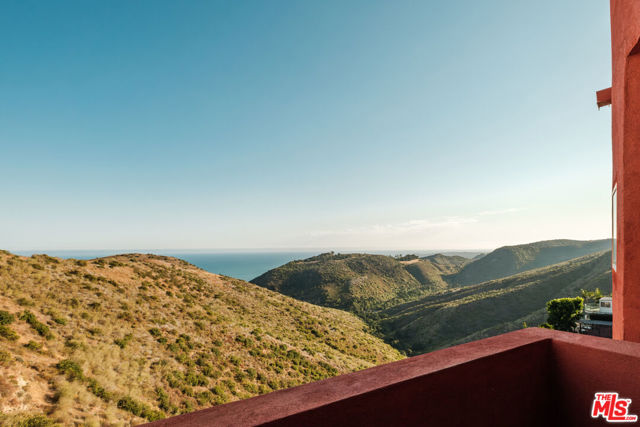 3029 Sequit Drive, Malibu CA: https://media.crmls.org/mediaz/c47a3624-912b-4e0c-b075-4ec86439f384.jpg