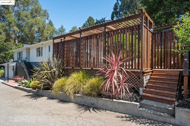 6141 Broadway Ter, Oakland CA: https://media.crmls.org/mediaz/c47a94bf-0ed6-4994-8ead-db36e2f32fc2.jpg