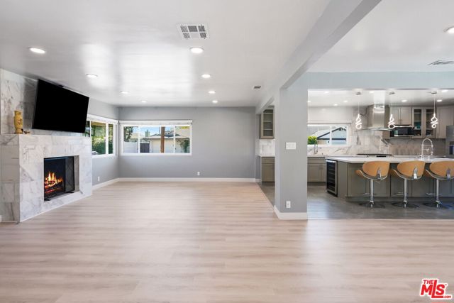 8901 Rubio Avenue, North Hills CA: https://media.crmls.org/mediaz/c47b44e1-dd0a-4ad3-ae51-81f18d60f1fb.jpg