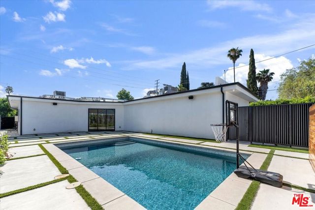 5456 Hazeltine Avenue, Sherman Oaks CA: https://media.crmls.org/mediaz/c47b9b59-65c6-45aa-81c1-462fe61c2634.jpg