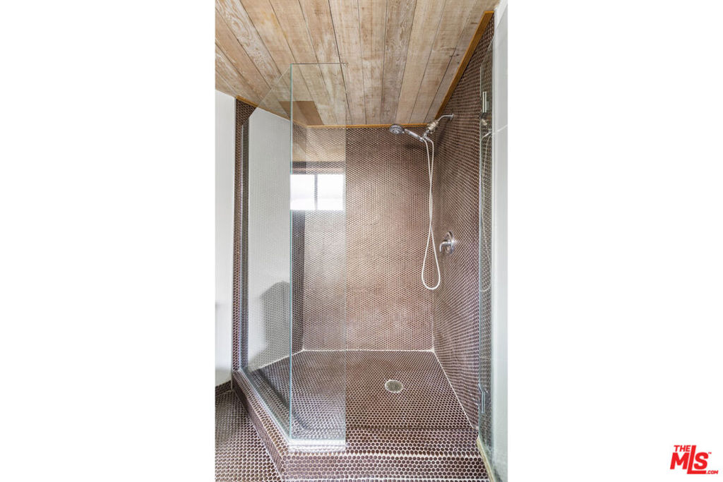 https://media.crmls.org/mediaz/c47bd6f6-2615-48b5-acd0-ba6dc4b5fed9.jpg?preset=X-Large
