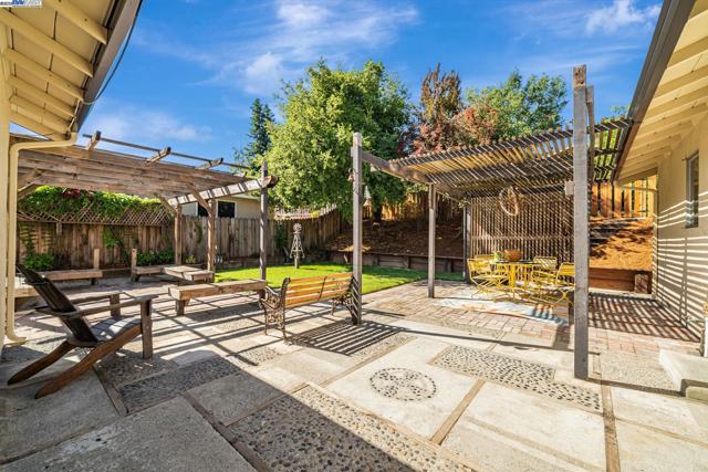 801 E Angela St, Pleasanton CA: https://media.crmls.org/mediaz/c47ca88b-02dd-4f4e-9dc5-5e0220c23365.jpg