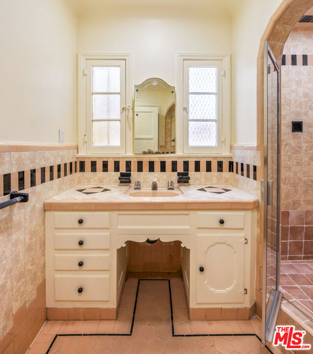 3220 W 78th Place, Los Angeles CA: https://media.crmls.org/mediaz/c47d354f-86b8-4ca0-80c1-c5eaadd36981.jpg