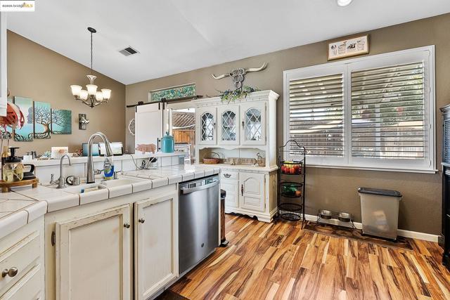 1126 Deerpark Rd, Oakley CA: https://media.crmls.org/mediaz/c47d79e5-a18d-4e16-bb86-a65c1d469b50.jpg