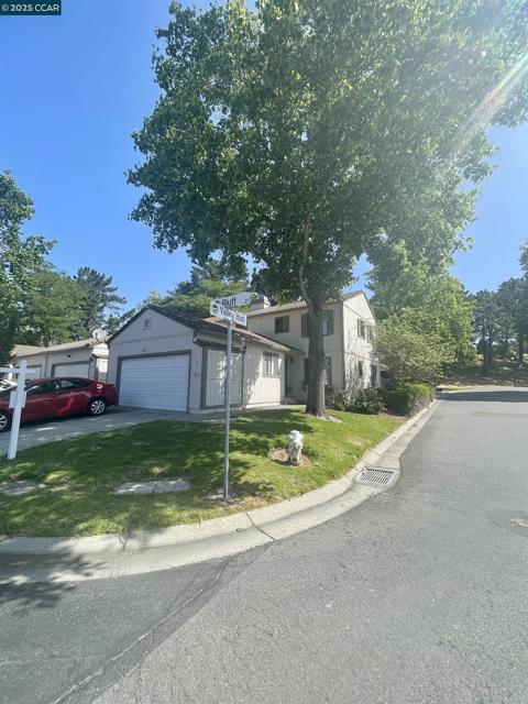 1 Bluff Ct, Hercules CA: https://media.crmls.org/mediaz/c47e6e5d-3b70-4d48-bf55-93e232dae85c.jpg
