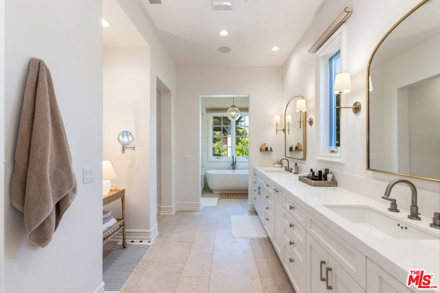 2052 Shadow Creek Drive, Agoura Hills CA: https://media.crmls.org/mediaz/c47f3a84-5cdb-4899-a927-a90cc83b48c1.jpg