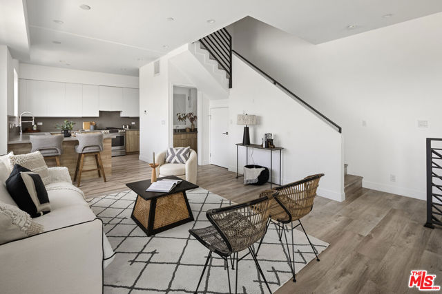 4916 1/2 S Centinela Avenue, Los Angeles CA: https://media.crmls.org/mediaz/c47f5525-0108-474e-b8e2-45a3dbcb288e.jpg