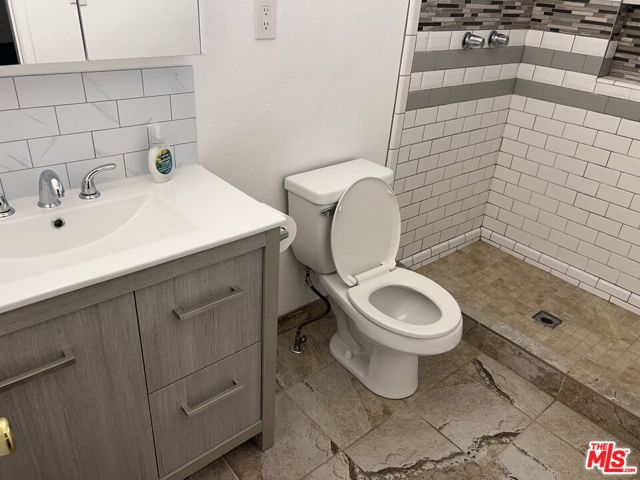 4144 W 129th Street, Hawthorne CA: https://media.crmls.org/mediaz/c47f6c5e-b7c9-4f05-8eef-5d147b0a5be8.jpg