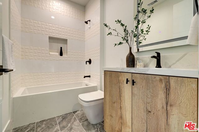 1246 Morningside Way, Venice CA: https://media.crmls.org/mediaz/c47fa436-bbd0-47f5-afdd-5eadebbe8501.jpg