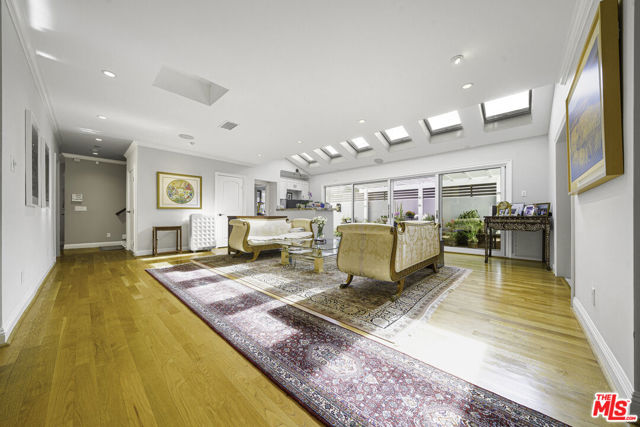 950 S Longwood Avenue, Los Angeles CA: https://media.crmls.org/mediaz/c47fbe04-e27a-4faf-b0a2-afd5fff42d6f.jpg