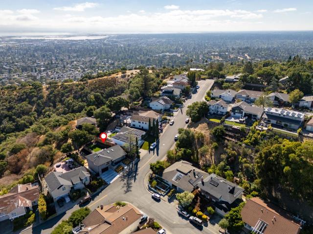 190 Loma Road, San Carlos CA: https://media.crmls.org/mediaz/c4802320-83ba-4ff3-8598-2714c21c975d.jpg