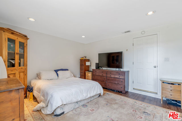 17503 Runnymede Street, Lake Balboa CA: https://media.crmls.org/mediaz/c482de8a-16fe-4c55-affb-250b38be4d9a.jpg