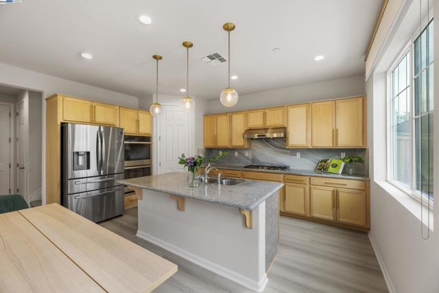 257 E Terra Mia Ave, Mountain House CA: https://media.crmls.org/mediaz/c483005a-33d7-4820-910f-baf01b0e7287.jpg