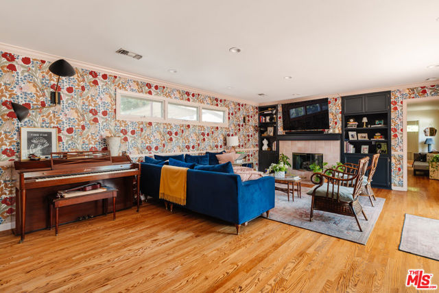 4426 Auckland Avenue, Toluca Lake CA: https://media.crmls.org/mediaz/c4834229-7297-484f-b84e-52b721039b31.jpg