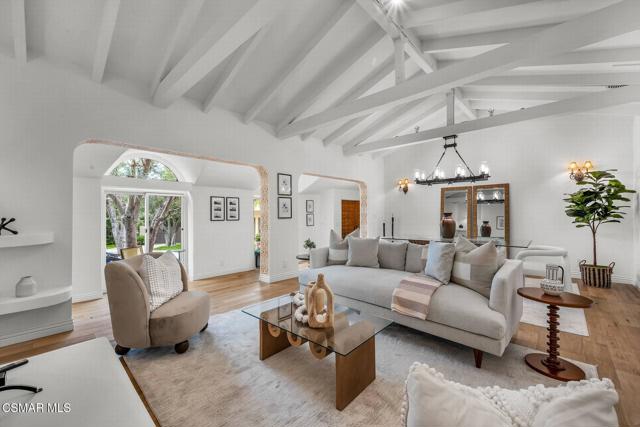 4456 Hayvenhurst Avenue, Encino CA: https://media.crmls.org/mediaz/c4835be9-586a-4879-a8fd-9fa6cdfdcd9f.jpg