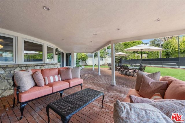 814 Foothill Road, Beverly Hills CA: https://media.crmls.org/mediaz/c485b813-ae5d-45da-b826-620fe3beee6c.jpg