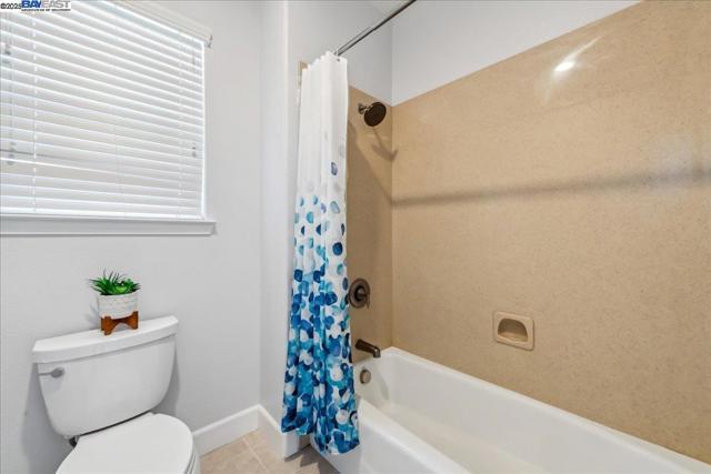 4875 Thorndike Ln, Dublin CA: https://media.crmls.org/mediaz/c485e1cd-138a-4bb6-a007-47d1ecb4b7f7.jpg
