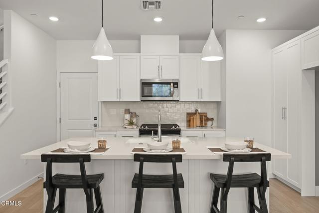 2402 Channel Drive, Ventura CA: https://media.crmls.org/mediaz/c4861e12-a361-4b9a-91e5-8b467dd5408e.jpg