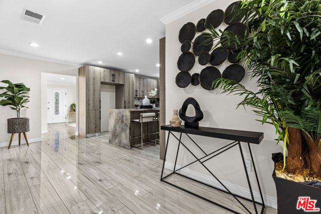 8557 Norwich Avenue, North Hills CA: https://media.crmls.org/mediaz/c487a858-608e-4286-94ab-ee03b60d45cf.jpg