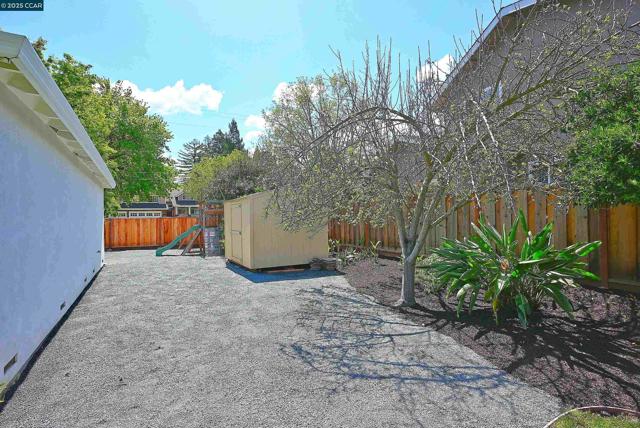 383 Caravelle Dr, Walnut Creek CA: https://media.crmls.org/mediaz/c488cf17-c8ca-43f7-a158-d9d9ce253442.jpg