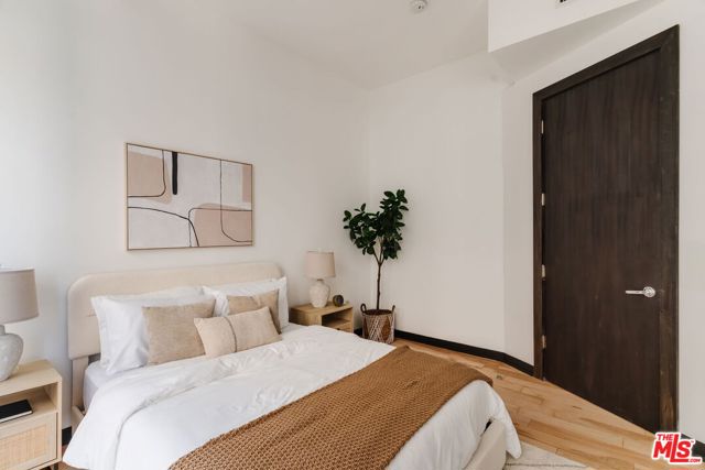 655 S Hope Street, Los Angeles CA: https://media.crmls.org/mediaz/c48a2f40-c36e-49ba-8058-b8506fe3045c.jpg