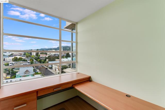 2550 Dana St, Berkeley CA: https://media.crmls.org/mediaz/c48a5876-4a7a-4785-b834-bc17f1a8c783.jpg