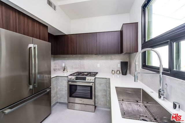 370 N San Vicente Boulevard, West Hollywood CA: https://media.crmls.org/mediaz/c48b56bf-e1f2-437e-b4de-caae759500dd.jpg