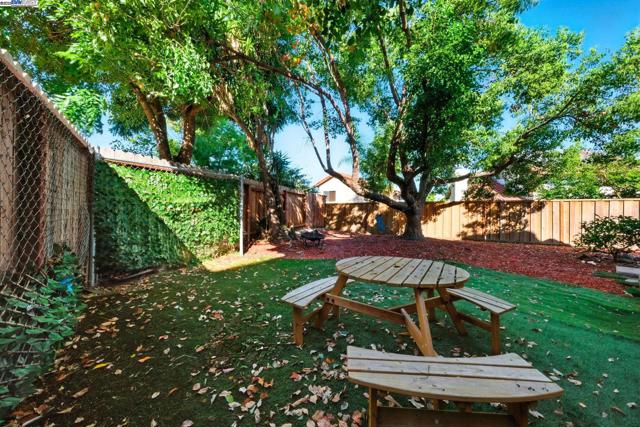 2524 Brazil Ct, Antioch CA: https://media.crmls.org/mediaz/c48c8c9f-8137-434f-9c3c-20c1984fde24.jpg