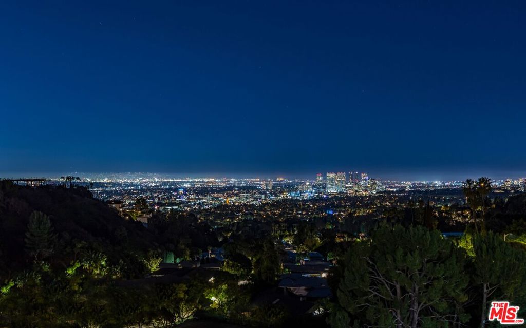 https://media.crmls.org/mediaz/c48de620-46d9-4a33-953f-bd2b93c998f9.jpg?preset=X-Large