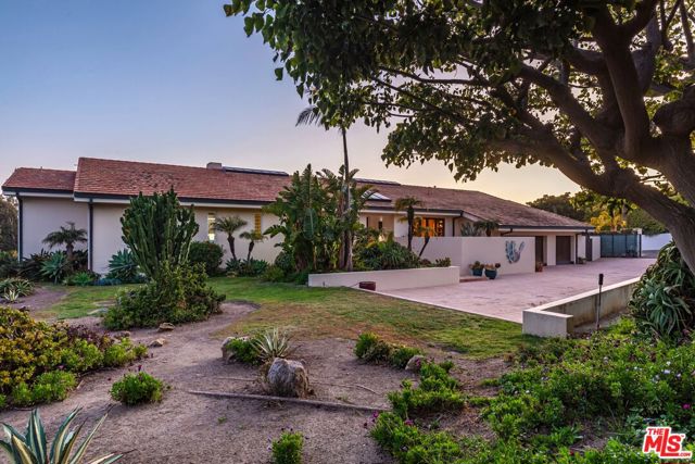 6417 Merritt Drive, Malibu CA: https://media.crmls.org/mediaz/c48f1aa4-b558-42a6-b394-84721059c0e0.jpg