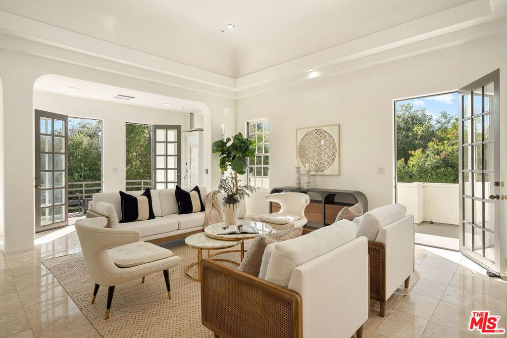 https://media.crmls.org/mediaz/c4900f2e-6118-4c54-8bf6-6ec6313aa5a0.jpg?preset=X-Large