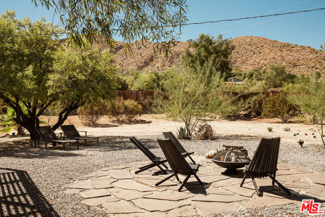 11051 Pinon Avenue, Morongo Valley CA: https://media.crmls.org/mediaz/c4918d63-58f6-4cf7-8312-6eceaa64f9d6.jpg