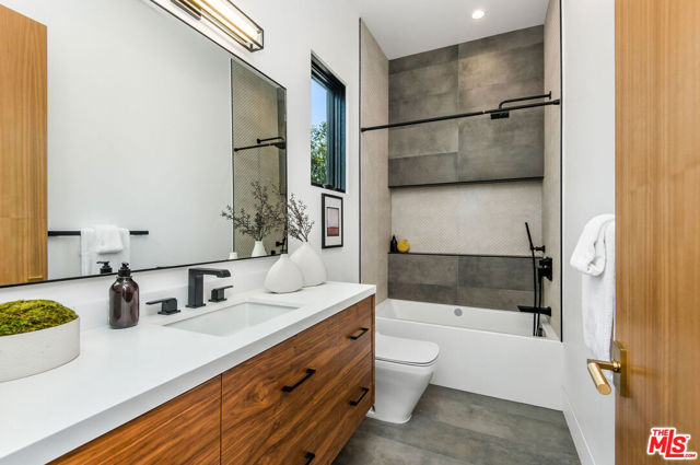 4544 Woodley Avenue, Encino CA: https://media.crmls.org/mediaz/c491ee22-e210-4d4e-8810-58e5504470ef.jpg