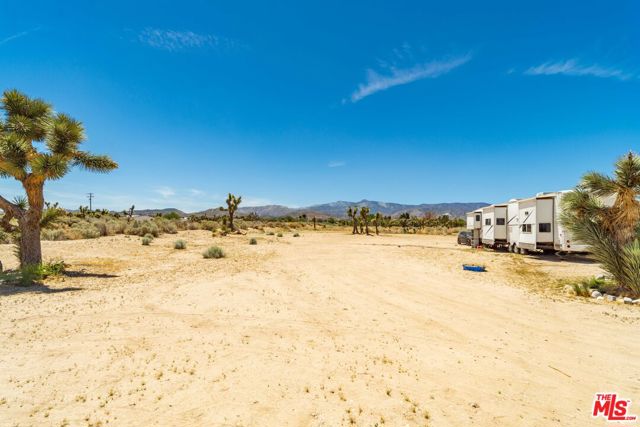 9999 Del Sol Avenue, Phelan CA: https://media.crmls.org/mediaz/c492d61f-0deb-47e2-a0a5-9f678b45df1d.jpg