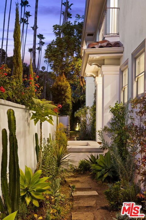 2027 Canyon Drive, Los Angeles CA: https://media.crmls.org/mediaz/c4930426-1da2-4951-93e6-df3b98118d27.jpg