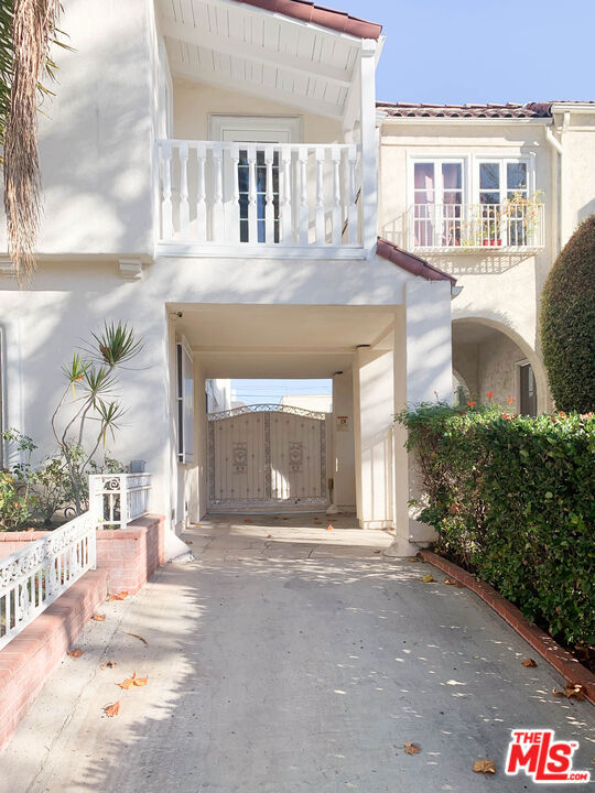 120 N Orange Drive, Los Angeles CA: https://media.crmls.org/mediaz/c4930a90-10fb-43f9-871d-208b700c2208.jpg
