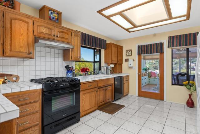 Detail Gallery Image 14 of 54 For 2394 Vista Grande, Vista,  CA 92084 - 3 Beds | 2/1 Baths