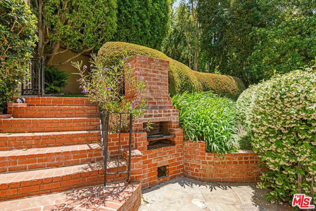 1376 San Ysidro Drive, Beverly Hills CA: https://media.crmls.org/mediaz/c4956254-c2df-4e9b-9d23-c35a11525deb.jpg