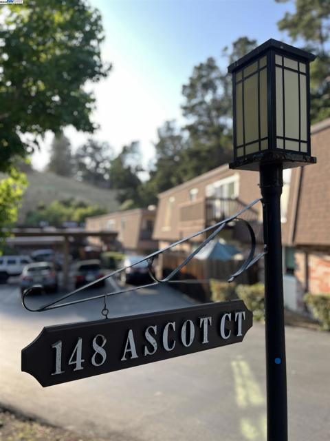 148 Ascot Ct, Moraga CA: https://media.crmls.org/mediaz/c496128c-94c8-4a46-8890-4874a89f451b.jpg