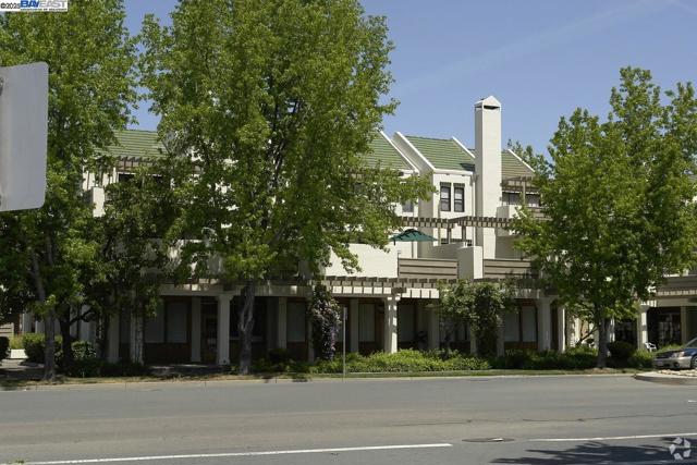 91 Gregory Ln #8, Pleasant Hill CA: https://media.crmls.org/mediaz/c49655b0-9652-49bb-b7d4-489fc600600c.jpg