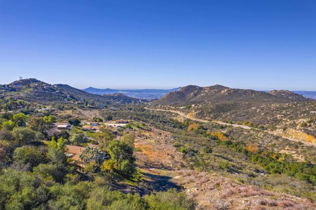 300 Thornton Dr, El Cajon CA: https://media.crmls.org/mediaz/c4989009-27fb-4cc3-9e52-bce9a64084d1.jpg