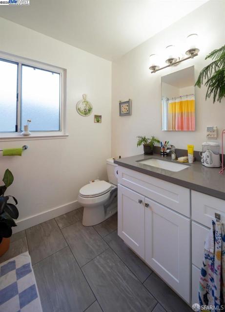 537 Pacific Avenue, Alameda CA: https://media.crmls.org/mediaz/c49979a7-0cd2-4204-bb23-316044e2c053.jpg