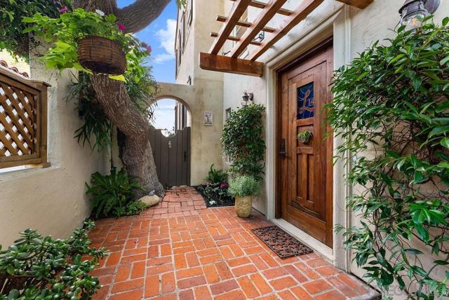 7725 Whitefield Pl, La Jolla CA: https://media.crmls.org/mediaz/c499b467-59d8-4be5-9708-57990e58649f.jpg