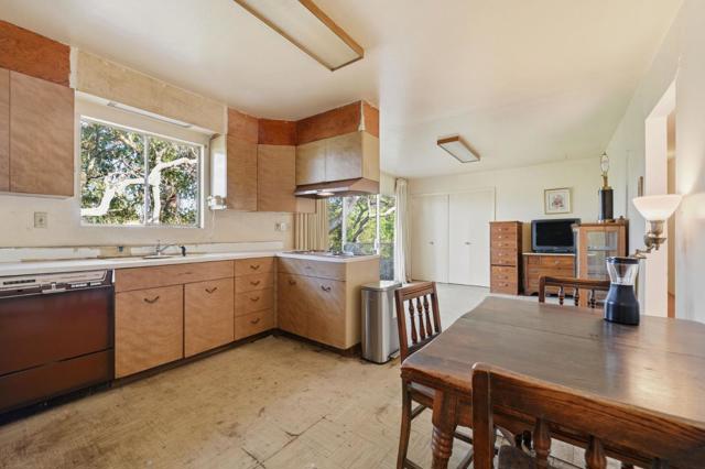 3915 Kingridge Drive, San Mateo CA: https://media.crmls.org/mediaz/c499f186-138a-44b5-a945-c71979d875f4.jpg