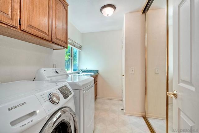 2183 Lundy Lake Dr, Escondido CA: https://media.crmls.org/mediaz/c499f593-b2bc-466d-a7da-171475fd4644.jpg