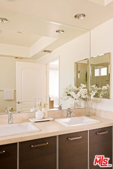 325 Arnaz Drive, Los Angeles CA: https://media.crmls.org/mediaz/c49ab33c-9504-49e2-a519-e828ee49c25b.jpg