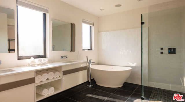 926 N Crescent Heights Boulevard, Los Angeles CA: https://media.crmls.org/mediaz/c49ad18b-c216-4c44-b97a-86b777dd735e.jpg