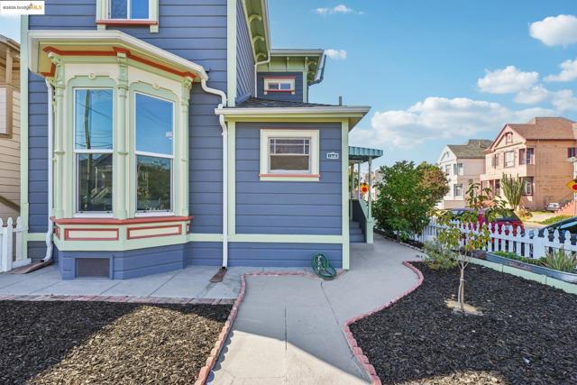 1549 5Th Ave, Oakland CA: https://media.crmls.org/mediaz/c49c0b7d-d77b-4db3-acd2-f370a9e87b8e.jpg